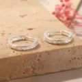 Vista dettagliata di orecchini a cerchio in argento con motivo traforato su base. - Stile Cerchio con Motivo Traforato (2-27377A-3500) / Argento
