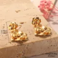 Dettaglio ravvicinato di orecchini a forma di rosa dorata con dimensioni precise - Stile Floreale 3D a Doppio Strato (2-27575-5500) / 2.75x1.5cm / Oro