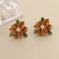 Detailansicht von Vintage-Emaille-Ohrringen in Blumenform mit einer zentralen Perle und Blättern - Orange Gelb Rot Gradient Künstliche Perle Blumen Stil (E4-20604F-6000)