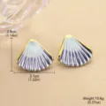 Detailed view and size of enamel shell stud earrings with purple gradient design - 一对装(2.9cmx3.1cm)