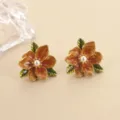 Detailansicht der Vintage-Emaille-Ohrringe in Blumenform mit Perle und grünen Blättern - Orange Braun Strukturierte Künstliche Perle Ohrstecker (E4-20604G-6000)