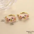Detailed view of pink enamel flower hoop earrings with gold beads and size labels - 一对装(3.2cmx1.5cm)