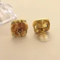 Detailansicht der Vintage-Clip-Ohrringe mit Emaille-Orchideenblüten in Gold-Finish. - Rotbraune Orchidee Strass Clip-Ohrringe (E4-20622A-5200耳夹)