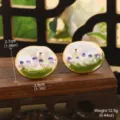 Vue détaillée des boucles d'oreilles en émail style peinture à l'huile avec perle - 绿白紫清新花朵人造珍珠莫奈油画款 / 2.7x2.8cm