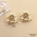 Vintage-Emaille-Blumenohrringe mit Perlen und Strasssteinen, Größe und Gewicht - Creme Künstliche Perle Bunte Strass Blumen Stil (E4-21301C-9800)