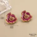 Detailansicht von rosa Emaille-Blumenohrringen mit Goldrand und Größenangaben. - Rosérot Gradient Emaille Blumen Stil (E4-21995A-7200)