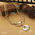 Collier vintage de luxe avec pendentif floral en émail, chaîne dorée et détail perle - 双层拼接圆牌花卉人造珍珠项链 / 44+6cm