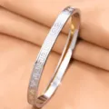 Primo piano dettagliato di un bracciale in acciaio inossidabile argento con greca classica - Stile Motivo Grande Muraglia (sz801) / Colore acciaio