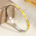 Eleganter Edelstahl Emaille Armreif mit buntem Muster und Scharnierverschluss für Damen. - Orange-Gelber Symbolstil (6MMSZ700) / 6mm Breite