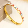 Eleganter Armreif aus goldfarbenem Titanstahl mit bunten Emaillemustern in Rot und Blau - Rot-Blau-Weißer Symbolstil (6MMSZ703) / 6mm Breite