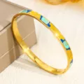 Eleganter vergoldeter Titanstahl-Armreif mit buntem Emaille-Inlay-Muster für Damen. - Gelbe Blume Blauer Spiral-Stil (6MMSZ705) / 6mm Breite