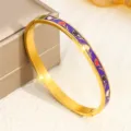 Eleganter vergoldeter Armreif aus Edelstahl mit lilafarbenem Tulpen-Emaille-Dekor - Tulpenstil auf lila Grund (6MMSZ715) / 6mm Breite