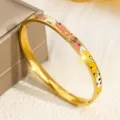 Eleganter goldener Armreif aus Titanstahl für Damen mit bunten Emaille-Mustern - Rosa-Gelb-Weiß-Schwarzer abstrakter Stil (6MMSZ719) / 6mm Breite