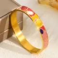 Eleganter vergoldeter Titanstahlreif mit bunten Emaille-Spiralsymbolen und Klickverschluss - Abstrakter Spiralsymbolstil (SZ722) / 10mm Breite / Gold