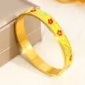 Exquisiter goldener Emaille-Armreif aus Edelstahl mit roten Blumen und grünen Blättern - Gelbes Blumenmuster-Stil (SZ723) / 10mm Breite / Gold