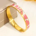 Eleganter vergoldeter Titanstahl-Armreif mit pink-weißem Emaille-Blumenmuster-Design - Rosa-Weißes Blütenblatt-Texturstil (SZ724) / 10mm Breite / Gold