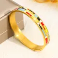 Goldener Edelstahl-Armreif mit bunten geometrischen Emaille-Mustern und einem Sicherheitsverschluss - Fünffarbiger Geometrischer Patchwork-Stil (SZ727) / 10mm Breite / Gold