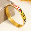 Eleganter Armreif aus goldfarbenem Titanstahl mit buntem Emaille-Muster und Zebra-Design - Geometrischer Zebramuster-Stil (SZ729) / 10mm Breite / Gold