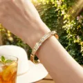 Eleganter goldener Edelstahl-Armreif mit doppelreihigen funkelnden Kristallen. - Zweireihiger Strass-Stil (sz562) / Gold