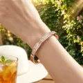 Eleganter Armreif aus roségoldenem Titanstahl mit doppelreihigen Kristallen am Handgelenk - Zweireihiger Strass-Stil (sz563) / Roségold