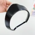 Primer plano de una diadema de cuero negro con perlas blancas y correa ajustable. - Diadema de Perlas Corona / Tamaño ajustable / Negro