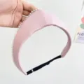 Primer plano de diadema de cuero rosa con ribete de perlas y correa ajustable. - Diadema de Perlas Corona / Tamaño ajustable / Rosa