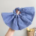 Detalle de cerca del coletero de tela a cuadros azules y blancos con volantes - Coletero de Falda Grande / Azules Rayas