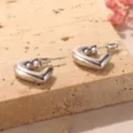 Orecchini a perno in metallo argentato a forma di cuore, design geometrico - Orecchino a Lobo Cuore Geometrico (2-27860A-5200) / Argento
