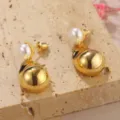 Eleganti orecchini pendenti dorati con perle bianche posati su base di pietra - Orecchino Pendente con Perla Artificiale e Sfera di Metallo (2-A27711-4800) / Oro/Bianco Perla Artificiale