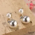 Eleganti orecchini pendenti in argento con perla lucida e sfera metallica - Stile Pendente con Perla Artificiale Argento e Sfera di Metallo (2-A27711A-4800)