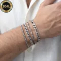 Detailansicht von gestapelten Armbändern aus 304L Edelstahl für Herren in 4 Kettenstilen - Rundbox- Panzer- Büroklammer- und Figaro-Kombi (#2) / 4-teiliges Set
