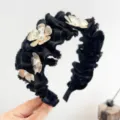Détail d'un serre-tête noir plissé avec des fleurs dorées et des perles élégantes. - Serre-Tête Plissé Fleur en Métal Perle / Noir