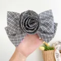 Handgehaltene 3D-Rose Plaid Stoffbogen-Haarklammer mit elegantem Karomuster - Blumen-Schleifen-Haarklammer / Schwarz-weiß kariert