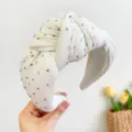 Detailopname van een witte geknoopte stoffen hoofdband met glitter steentjes - Strass Knoop Stijl / Wit