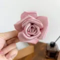 Détail d'une pince à cheveux rose en satin avec texture de tissu élégante. - Pince à Rose Double Face (S380) / Rose Sakura