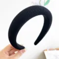 Gros plan d'un serre-tête noir rembourré élégant avec un tissu texturé à motifs diamant. - Serre-Tête 3CM / Noir