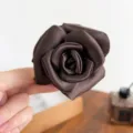 Vue macro d'une élégante pince à cheveux fleur rose marron en tissu satiné. - Pince à Rose Double Face (S380) / Chocolat