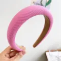 Gros plan d'un serre-tête rembourré rose avec une doublure marron antidérapante. - Serre-Tête 3CM / Rose