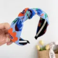 Vue détaillée d'un bandeau à nœud brodé bleu bohème avec des motifs floraux éclatants - Serre-tête Noué à Fleurs Brodées / Bleu