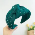 Detailopname van smaragdgroene geknoopte haarband met glinsterende strassteentjes - Strass Knoop Stijl / Pauwgroen