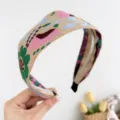Vue détaillée du large serre-tête brodé de style bohème avec des motifs floraux colorés - Serre-tête Large à Fleurs Brodées / Kaki