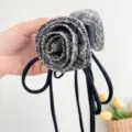 Detail einer Haarklammer mit Karo-Stoffrose und langen schwarzen Bändern, elegantes Accessoire. - Double-sided Rose Small Claw / Schwarz-weiß kariert