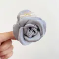 Détail d'une élégante pince à cheveux rose grise en tissu satiné avec texture fine - Pince à Rose Double Face (S380) / Bleu gris