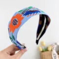 Gros plan sur un bandeau large brodé de style bohème avec des motifs floraux colorés - Serre-tête Large à Fleurs Brodées / Bleu