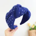 Gedetailleerde weergave van de koningsblauwe geknoopte haarband met strassteentjes - Strass Knoop Stijl / Blauw