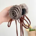 Dettaglio di un elegante fermaglio per capelli con rosa in tessuto a quadri e nastri - Double-sided Rose Small Claw / Quadri Caffè Nero