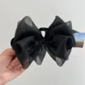 Detalle de pinza de pelo con lazo de malla negra y textura de tela fina - Clip de Tiburón con Lazo de Doble Cara / Negro