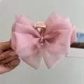 Primer plano de una pinza para el cabello rosa con un lazo de malla de varias capas. - Clip de Tiburón con Lazo de Doble Cara / Rosa