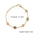 Vista dettagliata del bracciale placcato oro 18K con zirconi a cuore e quadrati - Oro
