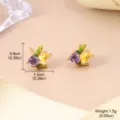 Vue détaillée des boucles d'oreilles fleurs en émail avec cristaux violets et mesures. - Boucles d'Oreilles Clous Fleur Fraîche Violette (2-27088A-3800) / 0.9x1.0cm